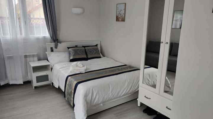 Chambre Privee Pour 4 Personnes En Banlieue Parisienne A Bondy Luaran gambar